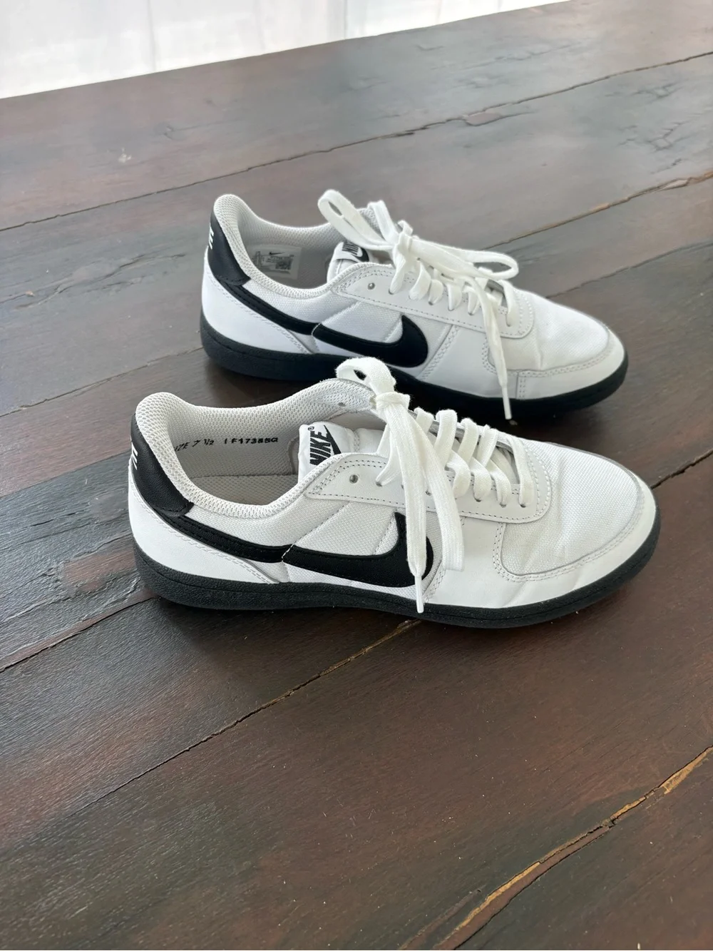 Nike White & Black Low-Top Skate Sneakers golf